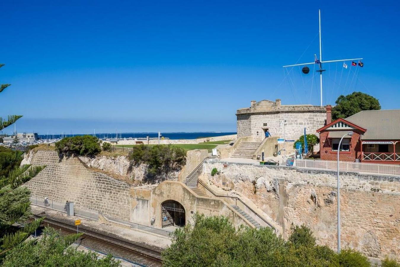 West End Warehouse Historical Opposite Beach Fremantle Bagian luar foto